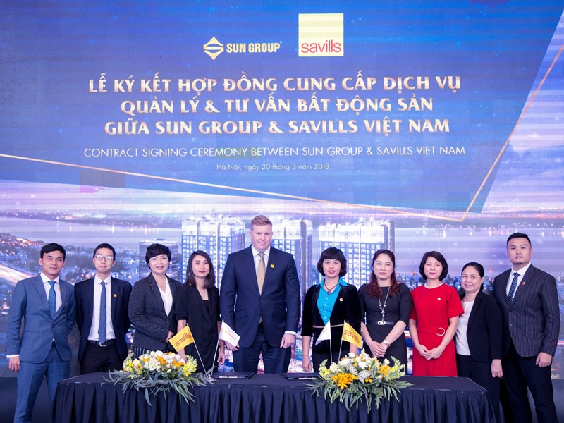 Đại diện chủ đầu tư – bà Nguyễn Thị Thu Hiền và đại diện Savills Việt Nam – ông Matthew Powell thực hiện nghi lễ ký kết hợp tác.