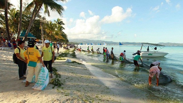 Thiên đường biển Boracay đang ngập ngụa trong rác thải.