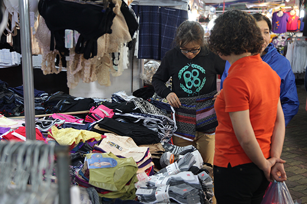 Người tiêu dùng hồ hởi lựa chọn quần áo trong các gian hàng của hội chợ.