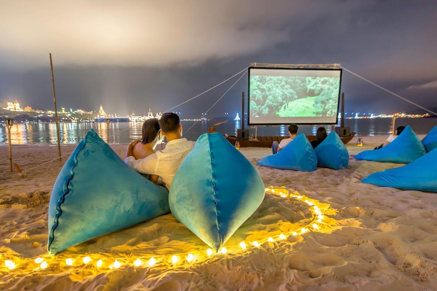 Bố mẹ hoặc các cặp đôi có thể “trở lại thủa ban đầu” với rạp phim siêu “ngôn tình” trên bãi biển