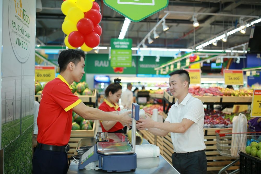 Khách hàng hào hứng ngay trong lần đầu tiên trải nghiệm mua sắm tại siêu thị Vinmart và siêu thị điện máy Vinpro.