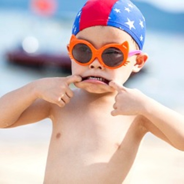 Người lớn hay trẻ em đều cần kính râm chống nắng ngày hè.