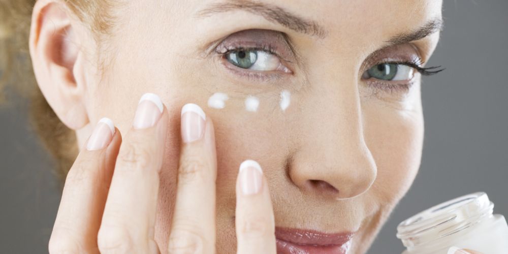 Duy trì nuôi dưỡng vùng da quanh mắt mỗi ngày để gìn giữ nét xuân trên gương mặt