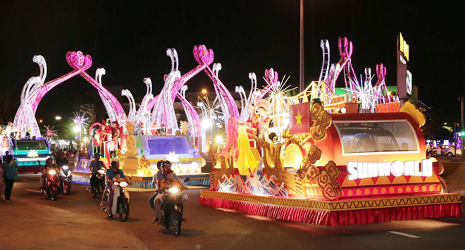 Lễ hội Pháo hoa Quốc tế Đà Nẵng với nhiều hoạt động xung quanh.