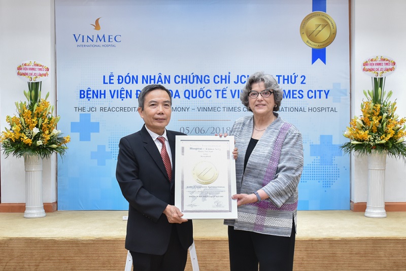 Ngày 5/6/2018, bà Paula Wilson - Chủ tịch kiêm Giám đốc điều hành Tổ chức công nhận chất lượng y tế quốc tế JCI đã trang trọng trao chứng chỉ JCI lần 2 cho Bệnh viện ĐKQT Vinmec Times City.