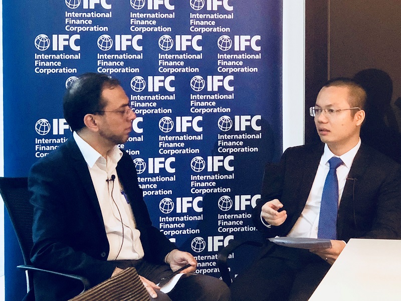 Ông Trịnh Tùng Bách chia sẻ với ông Autif Sayyed – Chuyên gia Công trình Xanh khu vực châu Á – IFC.