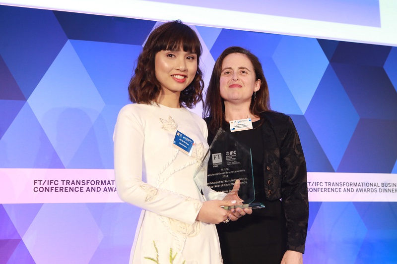 Bà Đỗ Thùy Chi – Phó Chủ tịch HĐQT Capital House lên nhận Giải thưởng Transformational Business Awards
