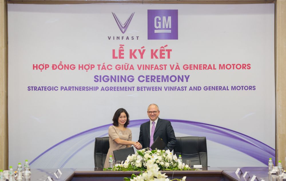 Bà Lê Thị Thu Thủy – Phó Chủ tịch Vingroup kiêm Chủ tịch Vinfast và ông Barry Engle, Phó Chủ tịch điều hành kiêm Chủ tịch GM quốc tế ký hợp đồng hợp tác chiến lược tại thị trường Việt Nam.