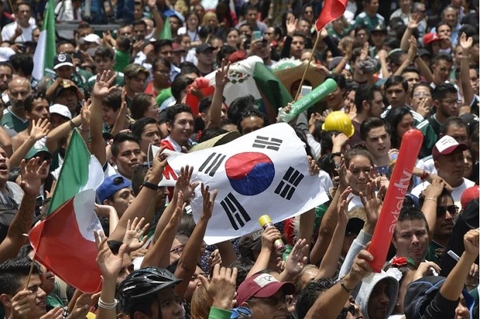 Fan Mexico tập trung rất đông trước đại sứ quán Hàn.