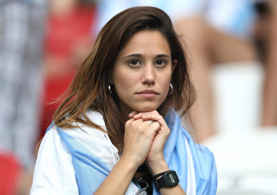 Cổ động viên nữ xinh đẹp của Argentina thẫn thờ.