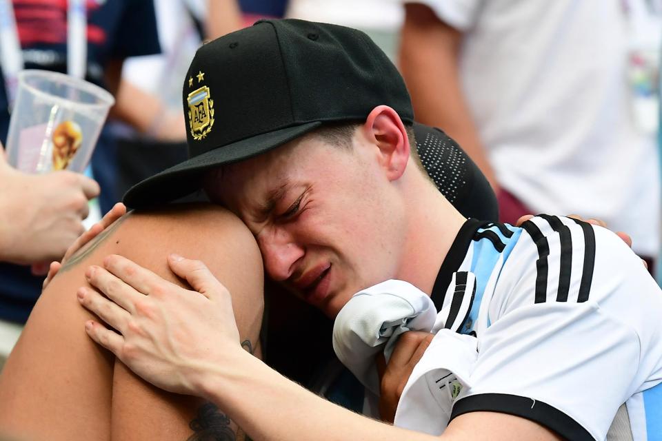 Họ ôm nhau khóc, chia sẻ nỗi buồn trên sân.