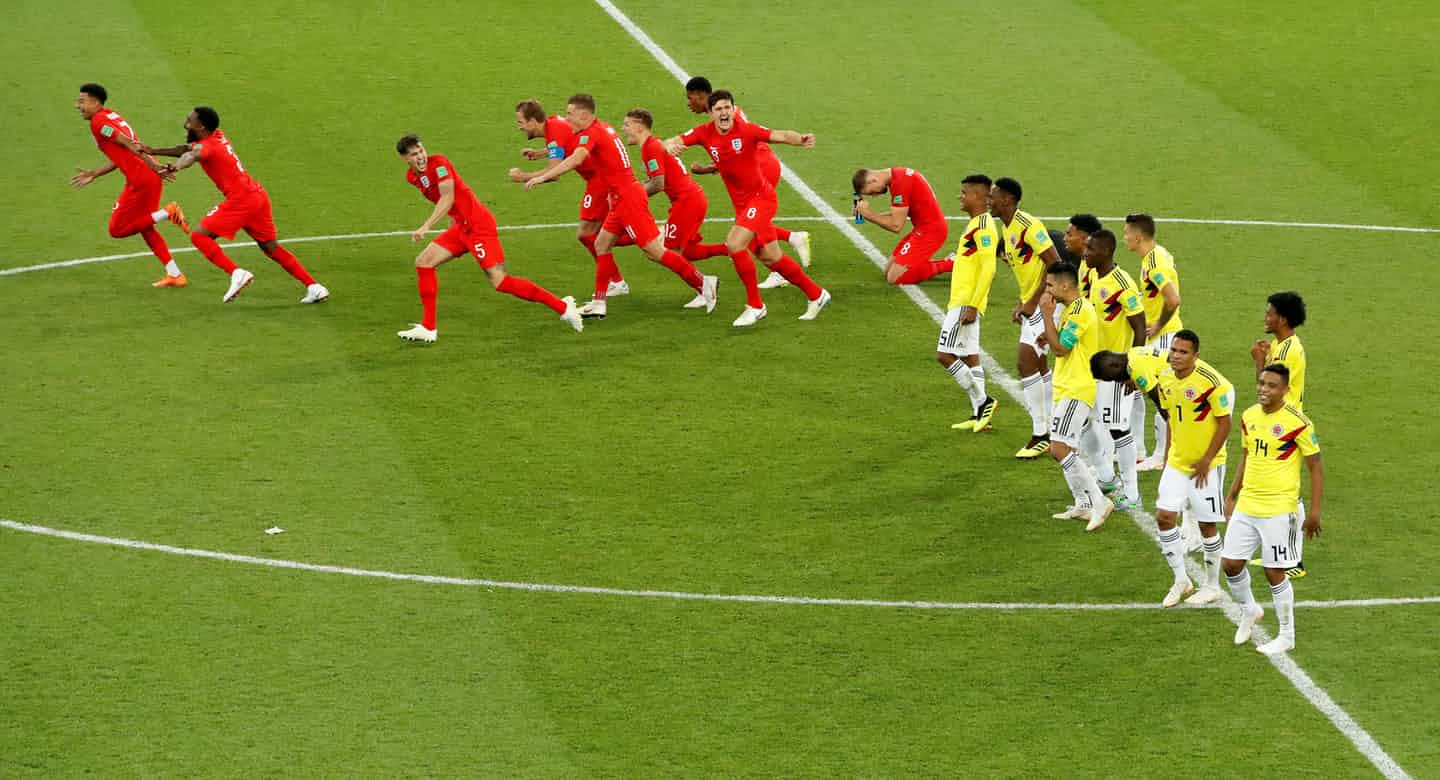 Hình ảnh các cầu thủ đội tuyển Anh ăn mừng với kết quả được vào tứ kết.