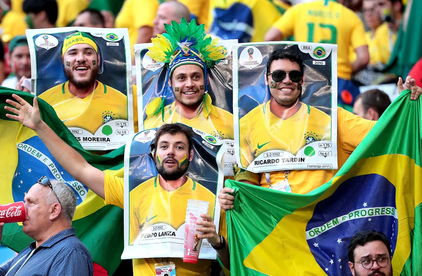Những cổ động viên cuồng nhiệt của Brazil mang những bức hình áo số của các cầu thủ đến sân vận động cổ vũ. Ảnh chụp trong trận đấu với Mexico.