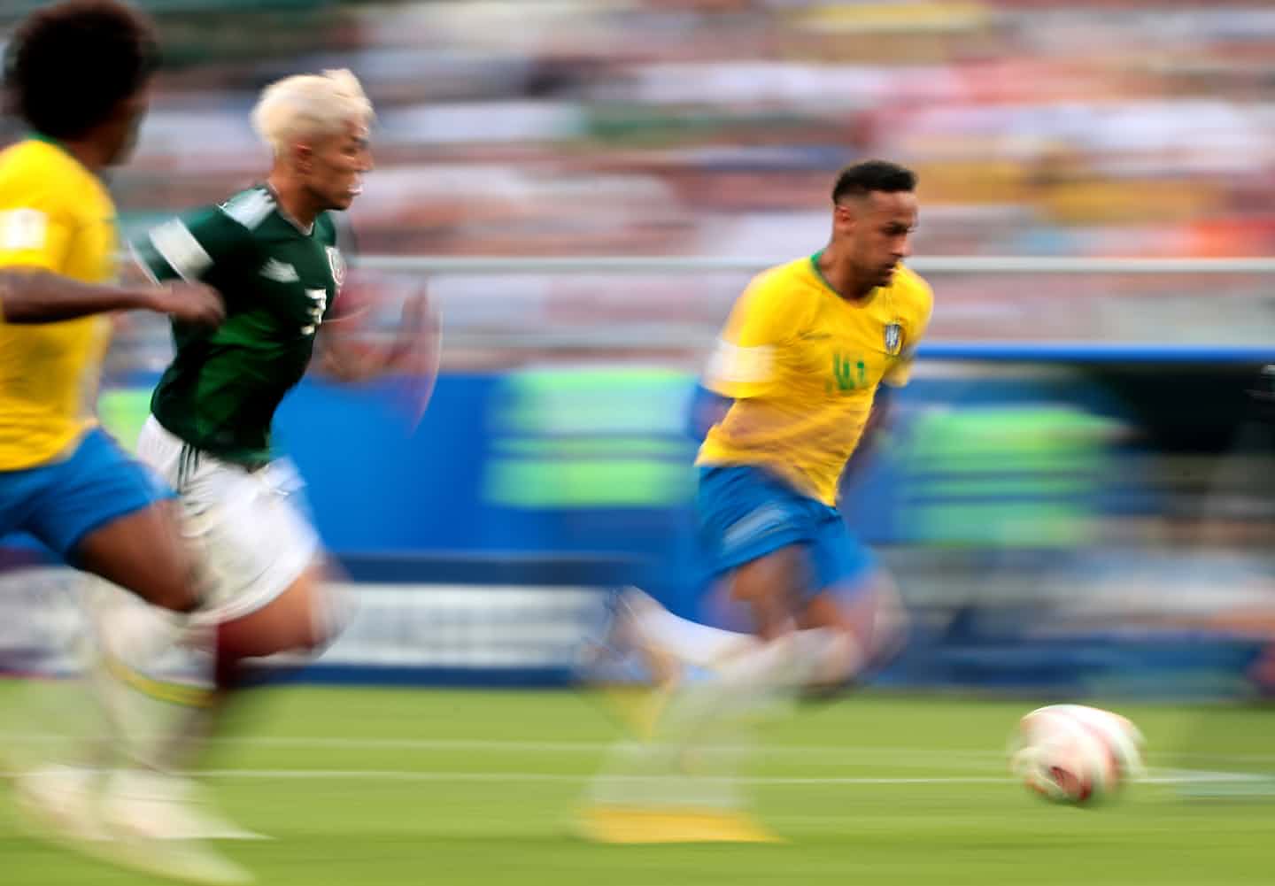 Hình ảnh Carlos Salcedo đuổi theo Neymar, khi chàng cầu thủ nổi tiếng đang trên đường ghi bàn mở tỉ số để giúp Brazil giành chiến thắng 2-0 trước Mexico.
