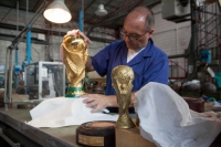 Tận mục nhà máy sản xuất cúp vàng World Cup lớn nhất thế giới