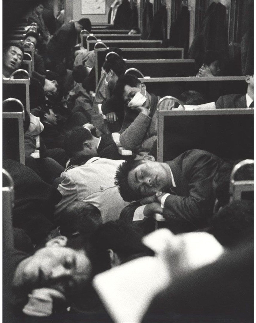 Ở thời nào, người Nhật cũng có vẻ như thiếu ngủ trầm trọng. Họ ngủ ngay trên ga tàu năm 1964.