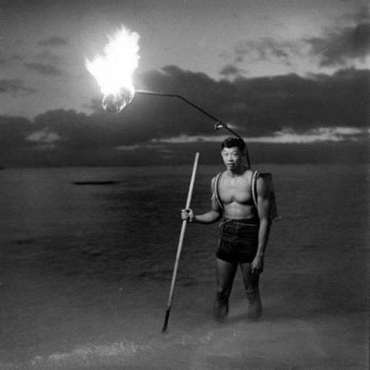 Đèn soi bắt cá chưa có và người dân sáng tạo ra ngọn đuốc treo tiện dụng. Ảnh năm 1948.