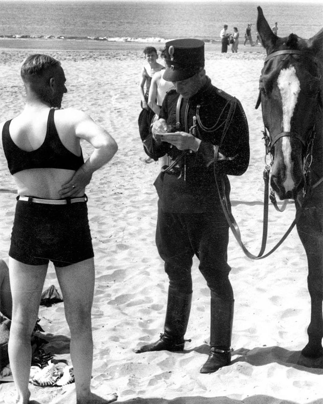 Mặc đồ bơi không đúng cách ở bãi biển và bị phạt tiền. Ảnh chụp tại một bãi biển Hà Lan năm 1931.