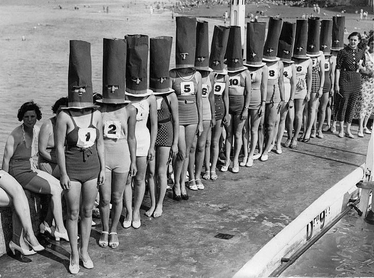 Cuộc thi hoa hậu chân dài ở Anh năm 1936. Một cuộc thi chân dài đúng nghĩa khi BGK không hề biết nhan sắc thật của các thí sinh.