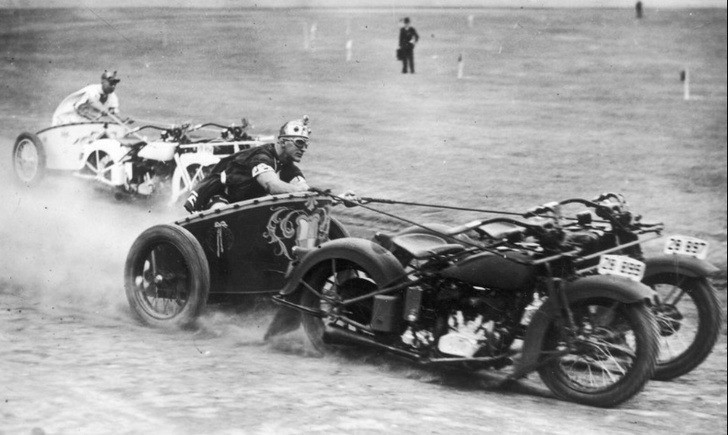 Cuộc đua xe máy phân khối cực lớn tại Úc năm 1936.