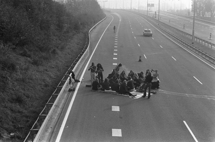 Thời xưa, cao tốc vắng vẻ đến nỗi, người ta tràn cả ra để cắm trại vui vẻ (năm 1973 tại Hà Lan).