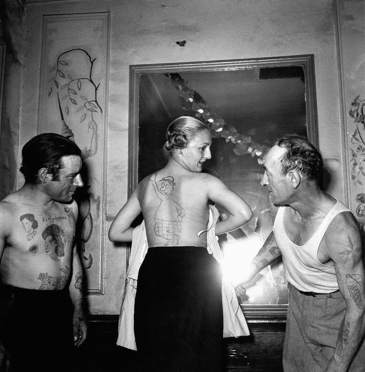 Phụ nữ thời xưa đã biết xăm mình rồi. Hình ảnh cuộc thi nghệ sĩ xăm hình nghiệp dư ở Pháp vào năm 1950.