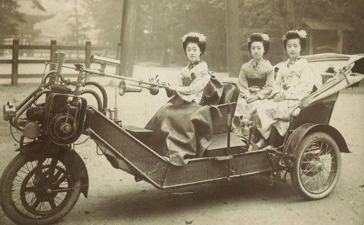 Phụ nữ cầm lái là chuyện hết sức bình thường vào năm 1920.