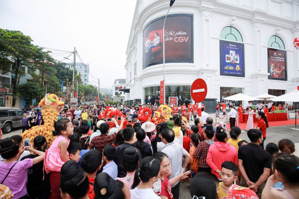 Hàng nghìn khách hàng háo hức được trải nghiệm dịch vụ mua sắm, tiêu dùng, vui chơi giải trí tại Vincom Plaza Sơn La