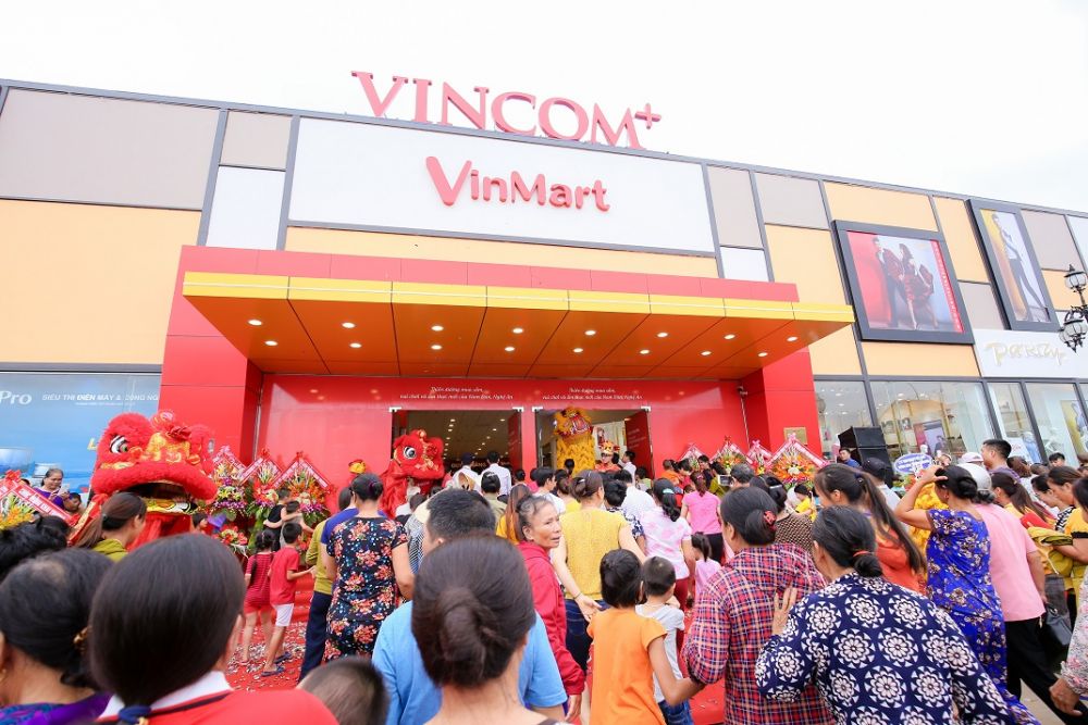 Vincom+ Nam Đàn thu hút hàng nghìn người dân Nghệ An đến trải nghiệm mua sắm, tiêu dùng hiện đại lần đầu tiên xuất hiện tại địa phương.