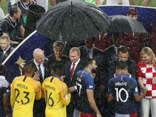 Tổng thống Putin trong lễ trao giải sau trận chung kết World Cup.
