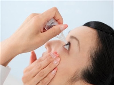 Thường xuyên nhỏ nước muối sinh lý để phòng bệnh đau mắt đỏ.