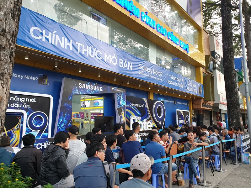 Cảnh tượng xếp hàng mua điện thoại hiếm gặp tại Việt Nam