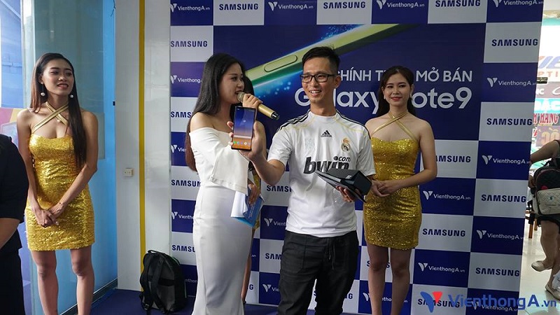 Niềm vui của khách hàng đầu tiên sở hữu siêu phẩm Samsung Galaxy Note9