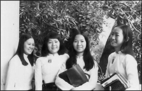 Khuôn mặt tươi tắn, rạng rỡ của nhóm nữ sinh một trường trung học miền Nam thập niên 1970 trong ngày tựu trường. (Ảnh tư liệu) 