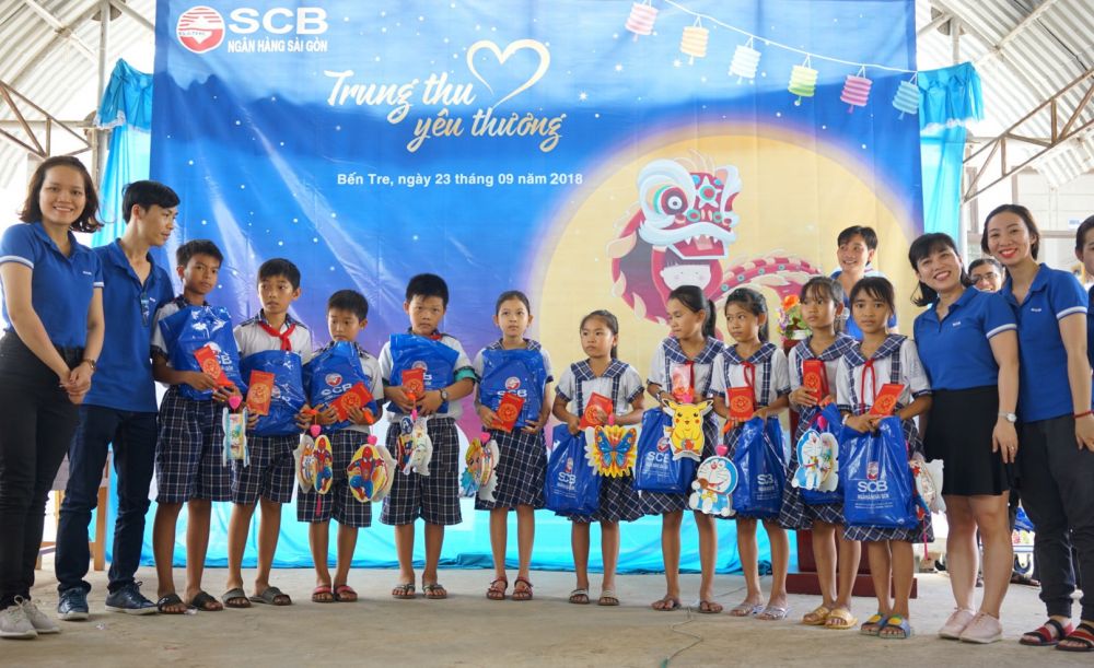 CBNV SCB Sài Gòn trao 300 phần quà cho các em học sinh trường tiểu học An Qui, xã An Qui, huyện Thạnh Phú, tỉnh Bến Tre.