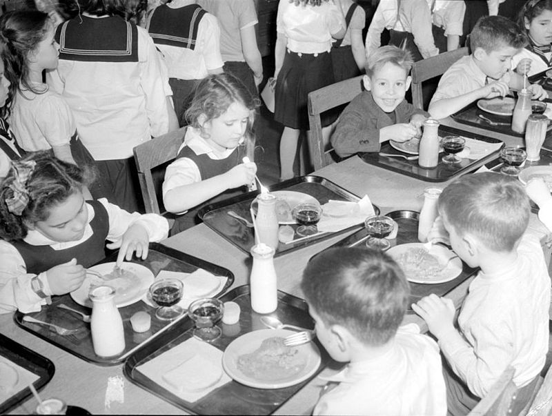  Hình ảnh học sinh dùng bữa tại trường học Canada vào năm 1943 (nguồn: wikipedia)