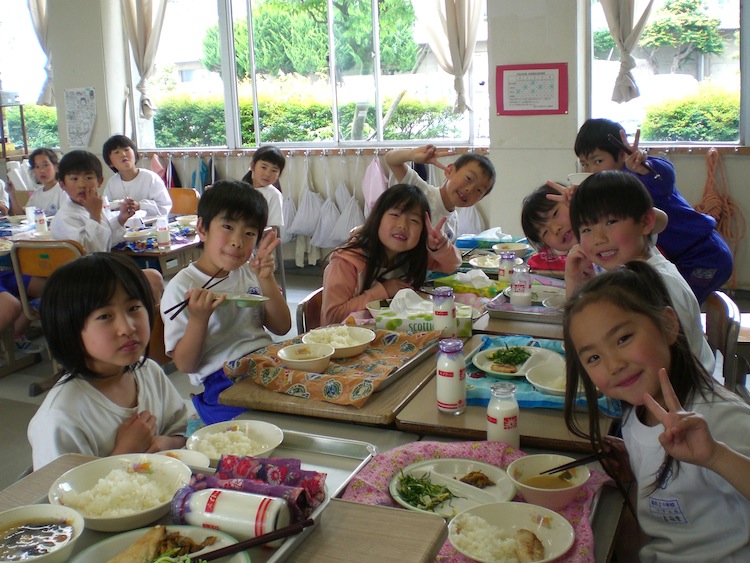 Hình ảnh học sinh dùng bữa tại trường học Nhật Bản (nguồn: internet)