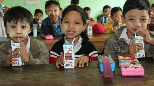 Hình ảnh học sinh tại Myanmar uống sữa trong trường học (nguồn: internet)