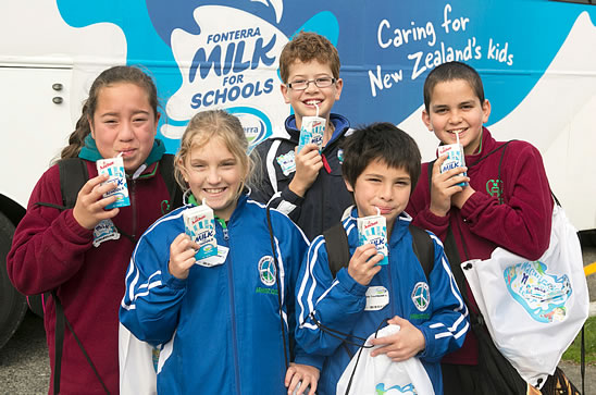 Hình ảnh học sinh tại New Zealand uống sữa cùng bạn bè (nguồn: internet)