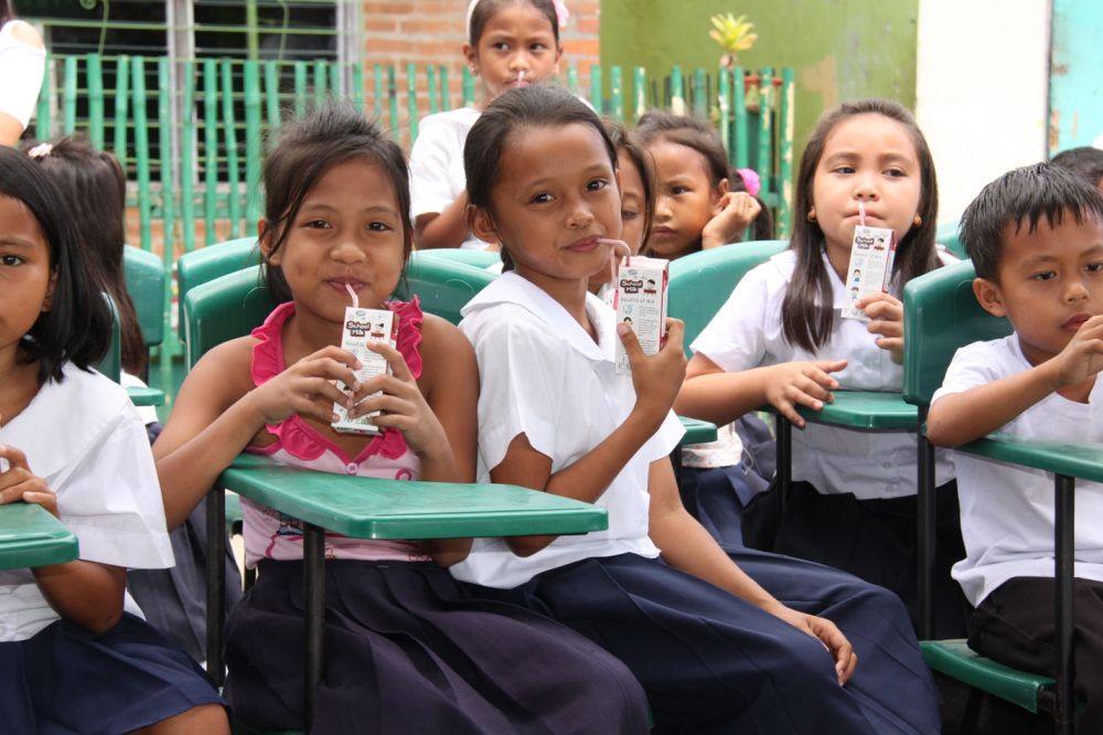  Hình ảnh học sinh tại Phillippin uống sữa trong trường học (nguồn: internet)