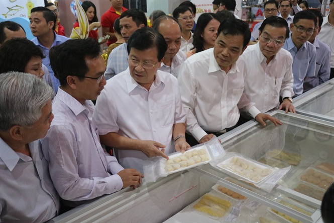Phó Thủ tướng Trịnh Đình Dũng và lãnh đạo các Bộ ngành tới thăm Hội chợ cá tra và sản phẩm thủy sản năm 2017