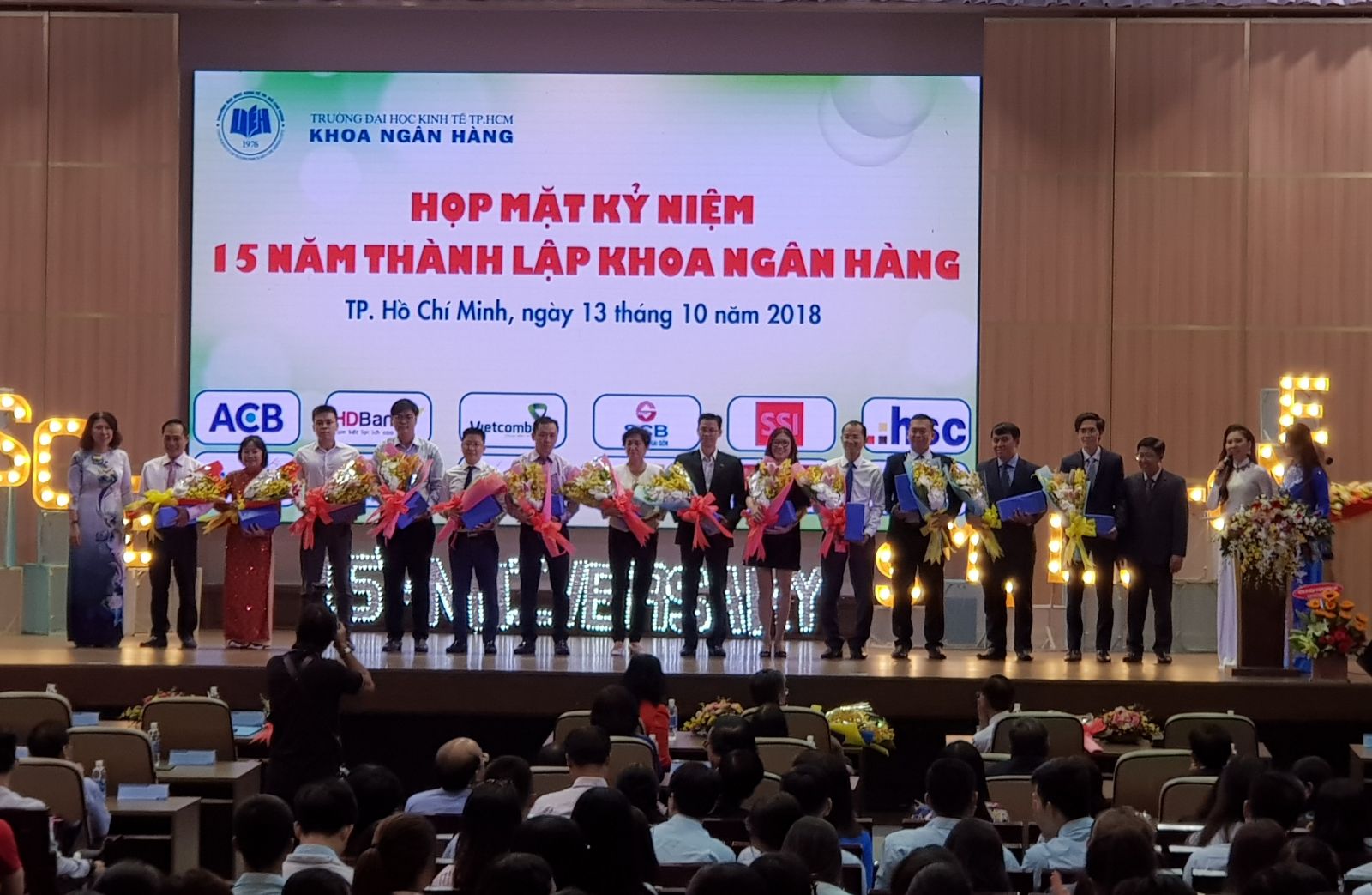  Ông Nguyễn Thành Công – Phó Giám đốc Phòng Đào tạo Dịch vụ - Học viện SCB (Thứ 5 bên phải sang) nhận hoa cám ơn từ BGH của Trường Đại học Kinh tế Tp.HCM cho việc tài trợ học bổng trị giá 30 triệu đồng.