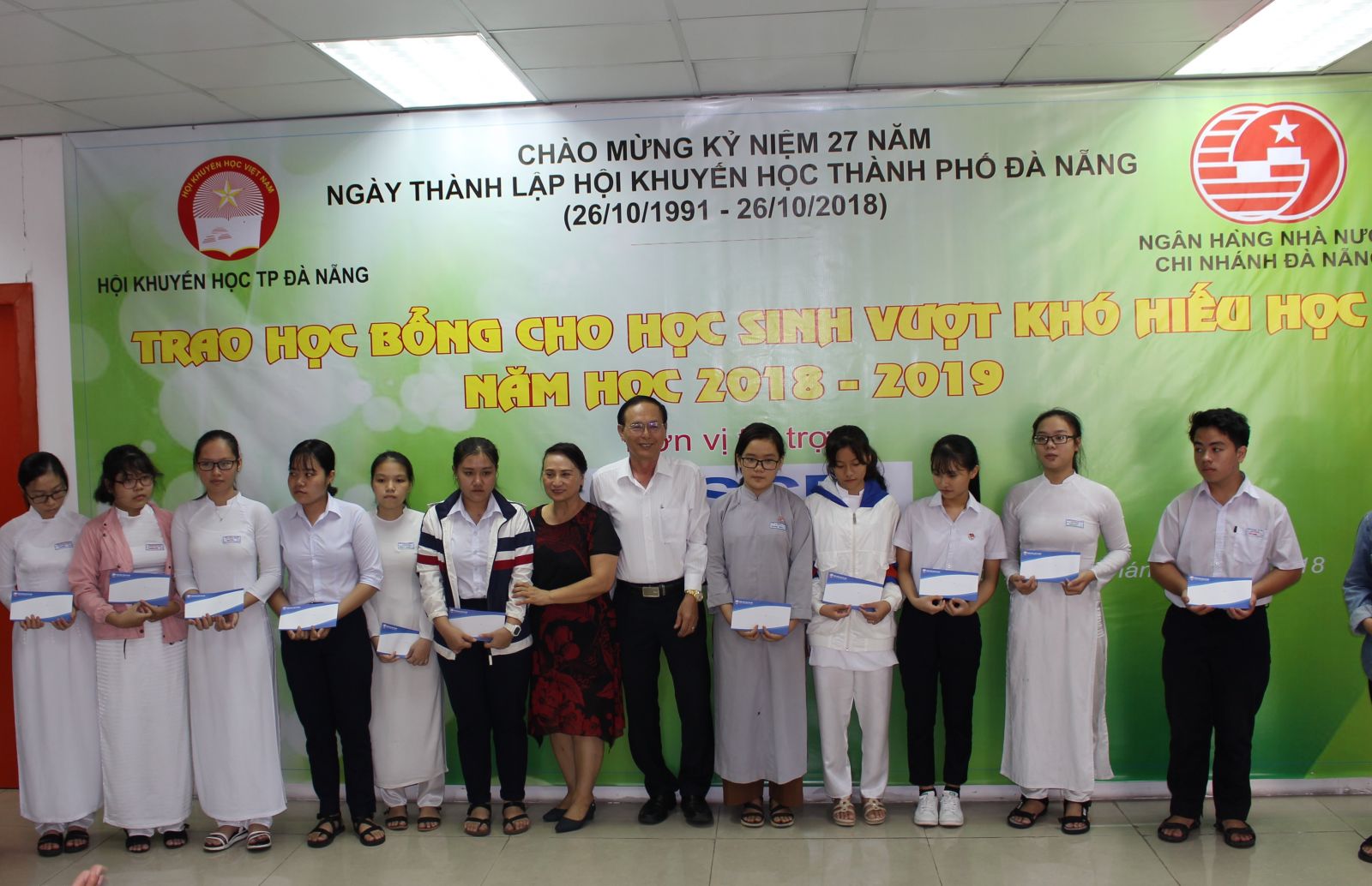 Ông Lê Hồng Thịnh - Giám đốc SCB Sông Hàn trao học bổng cho các em học sinh vượt khó học giỏi.
