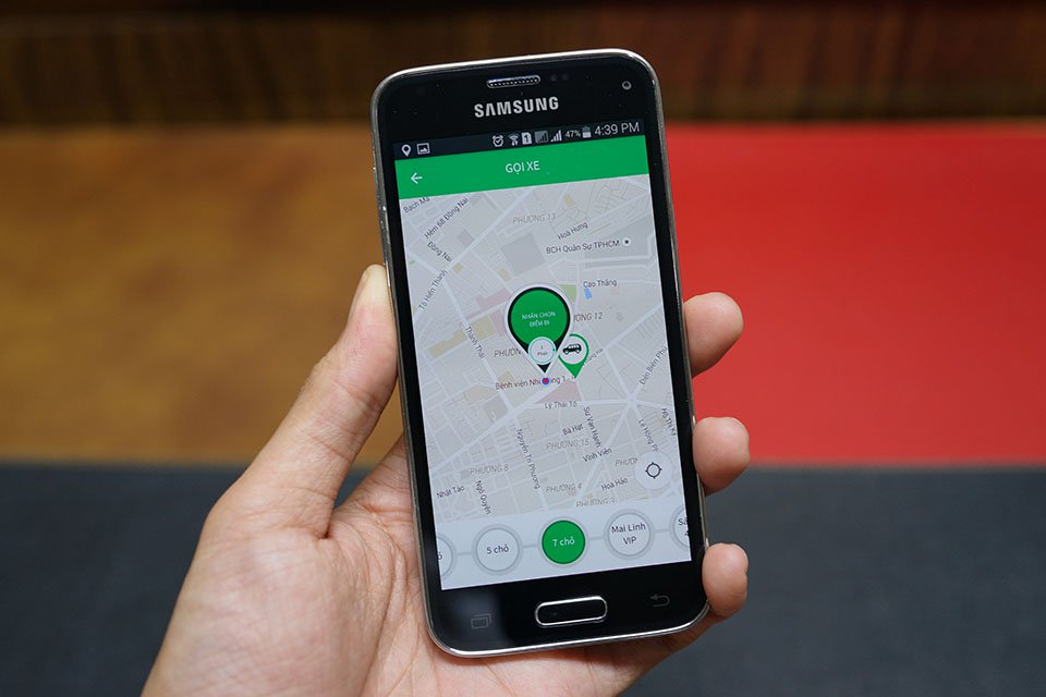Việc cạnh tranh với xe công nghệ buộc các hãng taxi truyền thông cũng phải nỗ lực cải tiến cách thức tiếp cận với người dùng. Trong ảnh là app gọi xe của hãng Mai Linh.