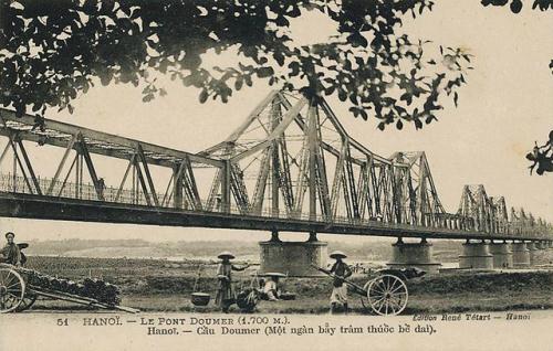 iện trên đầu cầu vẫn còn tấm biển kim loại có khắc chữ 1899 -1902 - Daydé & Pillé - Paris.