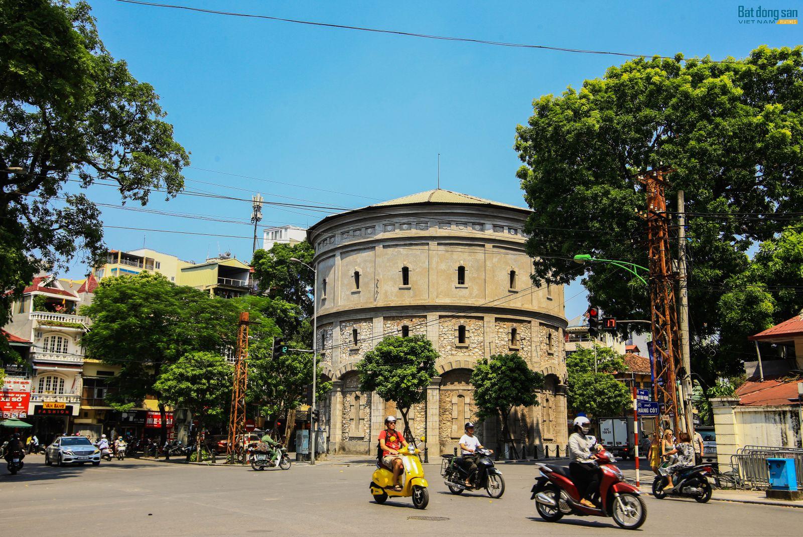 Tháp nước này bị bỏ không từ năm 1954 và trở thành điểm tham quan cho du khách khi đến Hà Nội.
