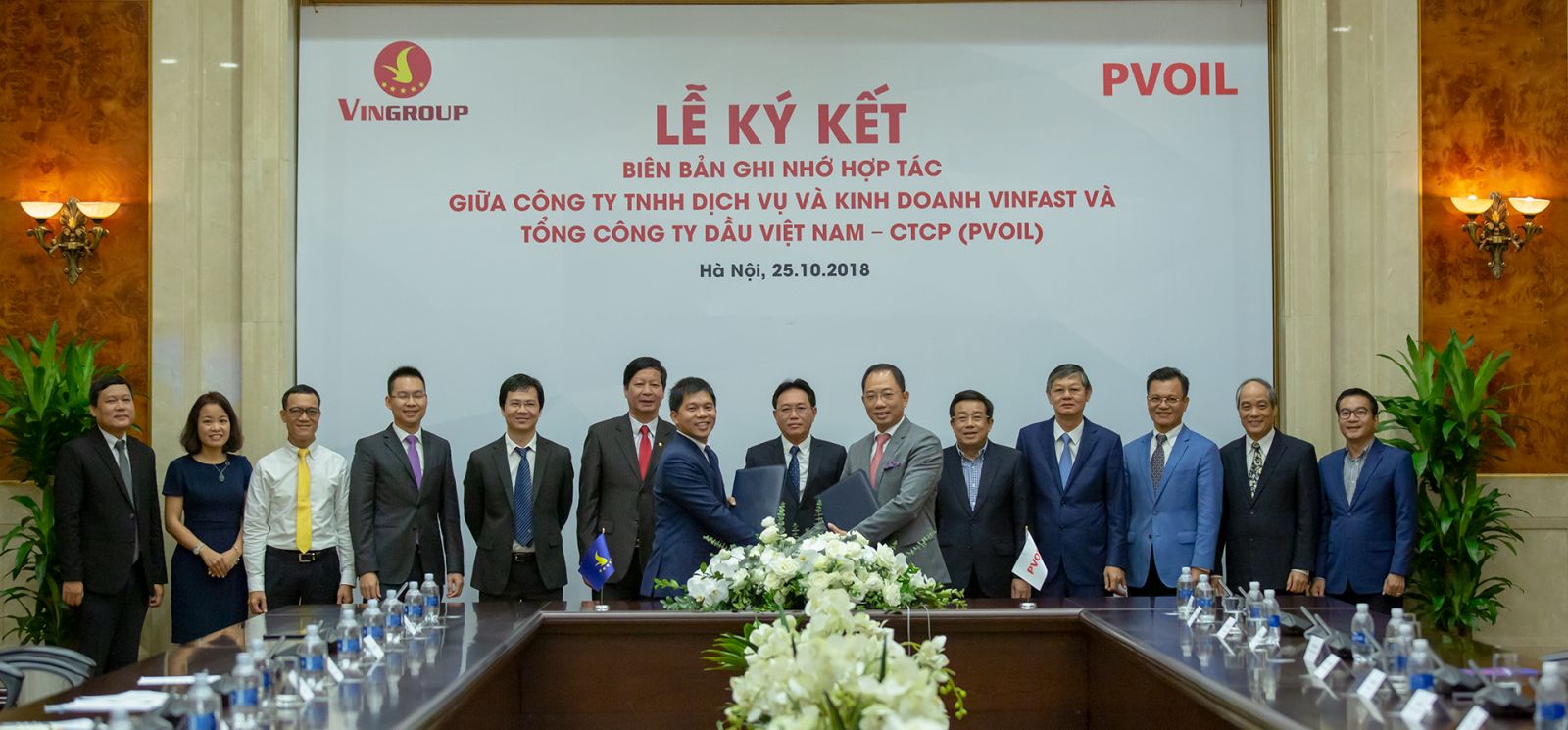  Lãnh đạo Tập đoàn Vingroup, Công ty TNHH Dịch vụ và Kinh doanh VinFast và Lãnh đạo Tổng Công ty Dầu Việt Nam (PV Oil) tham gia Lễ ký kết hợp tác được tổ chức tại Hà Nội sáng 25/10/2018.