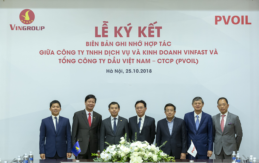  Lãnh đạo Tập đoàn Vingroup, Công ty TNHH Dịch vụ và Kinh doanh VinFast và Lãnh đạo Tổng Công ty Dầu Việt Nam (PV Oil) tham gia Lễ ký kết hợp tác được tổ chức tại Hà Nội sáng 25/10/2018.