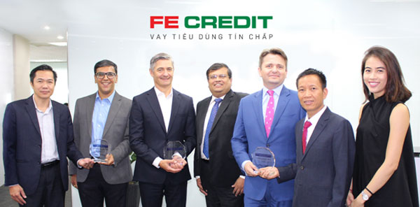 Cards and Electronic Payments International (CEPI) Asia Awards giải thưởng hàng đầu khu vực nhằm tôn vinh những sáng kiến đáng ghi nhận về phát triển thẻ tín dụng, phương thức thanh toán điện tử, các chiến dịch tiếp thị truyền thông và xúc tiến thương mại tại khu vực Châu Á Thái Bình Dương.  FE CREDIT đã vinh dự nhận Giải thưởng “Mẫu Thiết Kế Thẻ Xuất Sắc Nhất”, với thẻ tín dụng đặc biệt mừng Tết Mậu Tuất 2018, phiên bản giới hạn vừa qua. Bên cạnh đó, FE CREDIT cũng được ghi nhận với giải thưởng danh giá “Triển Khai Công Nghệ Đột Phá” cho tính năng Tiền Mặt Nhanh vượt trội. Tại các khu vực mà mạng lưới ATM vẫn còn hạn chế thì sáng kiến này có thể giúp khách hàng nhận được tiền mặt dễ dàng chỉ bằng một tin nhắn điện thoại mà không cần đến ATM rút tiền.  FE CREDIT còn được vinh danh tại hạng mục “Sản Phẩm-Dịch Vụ Và Sáng Kiến Mới Xuất Sắc Nhất” dành cho sản phẩm Thẻ tín dụng MPLUS+, một giải pháp thẻ kỹ thuật số độc đáo thay thế cho thẻ tín dụng vật lý đã giải quyết được khó khăn trong quá trình giao nhận thẻ tại Việt Nam.   Đội ngũ quản lý cấp cao của FE CREDIT vinh dự nhận 3 giải thưởng CEPI Asia Awards  Ông Kalidas Ghose, Phó Chủ Tịch Hội Đồng Thành Viên kiêm Tổng Giám Đốc FE CREDIT chia sẻ: “Những sáng kiến đổi mới nhằm nâng cao trải nghiệm của khách hàng là cốt lõi trong chiến lược kinh doanh của chúng tôi. Các giải thưởng này là sự công nhận đáng trân trọng cho vị thế dẫn đầu của FE CREDIT trên thị trường và truyền cảm hứng cho chúng tôi luôn nỗ lực không ngừng vì lợi ích của khách hàng.” FE CREDIT là đơn vị dẫn đầu thị trường tài chính tiêu dùng với gần 50% thị phần toàn quốc, FE CREDIT hiện đang cung cấp dịch vụ vay tiêu dùng tín chấp với các sản phẩm chủ đạo như vay tiền mặt, vay mua xe máy, vay mua thiết bị điện tử gia dụng, thẻ tín dụng và phân phối bảo hiểm liên kết với thủ tục đơn giản, thời gian giải ngân nhanh chóng cùng dịch vụ tư vấn khách hàng tận tâm. Đến nay, FE CREDIT đã phục vụ gần 10 triệu khách hàng, hợp tác với hơn 8.400 đối tác tại hơn 12.200 điểm bán hàng trên toàn quốc. Ngoài ra, giá trị thương hiệu FE CREDIT còn được ghi nhận với các giải thưởng uy tín trong nước và quốc tế: Công Ty Tài Chính Tiêu Dùng Tốt Nhất Đông Nam Á 2018, Top 10 Thương Hiệu Tiêu Biểu Châu Á Thái Bình Dương 2018, Thương Hiệu Tài Chính Tiêu Dùng Tốt Nhất Đông Nam Á 2017.