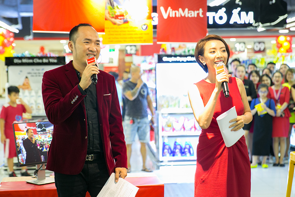 Cặp vợ chồng danh hài Thu Trang & Tiến Luật giữ vai trò dẫn dắt chương trình